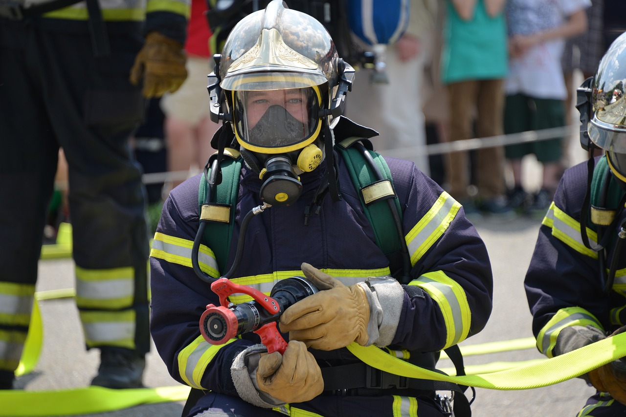 Bombero con una manguera