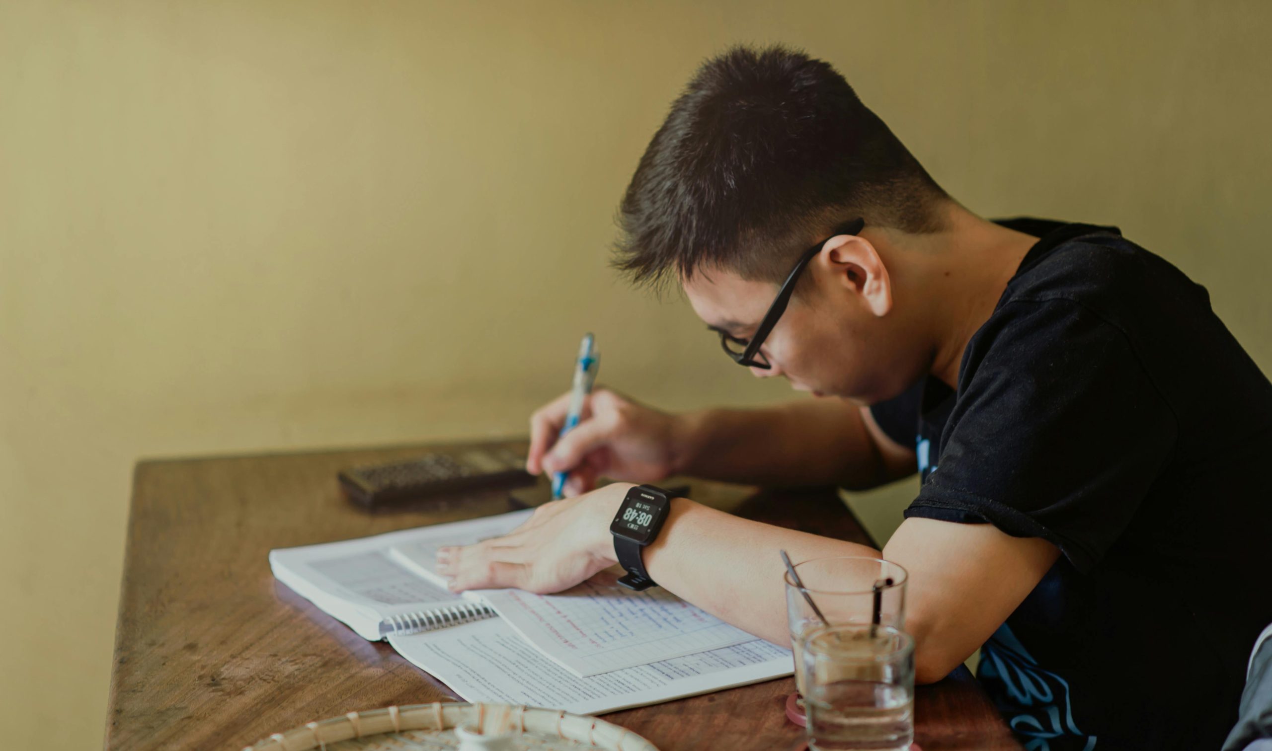 Chico estudiando oposiciones