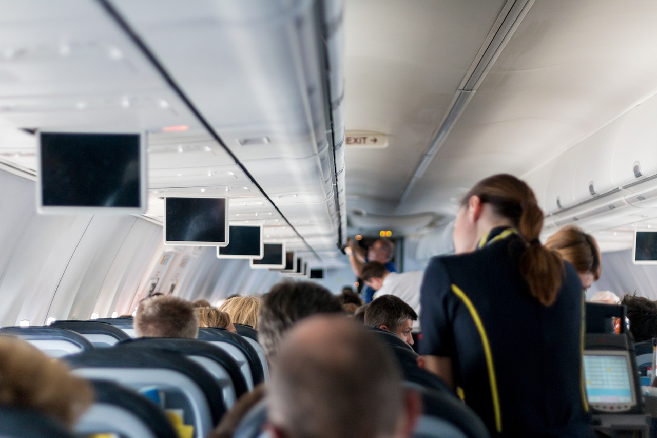 azafata de vuelo en un avion